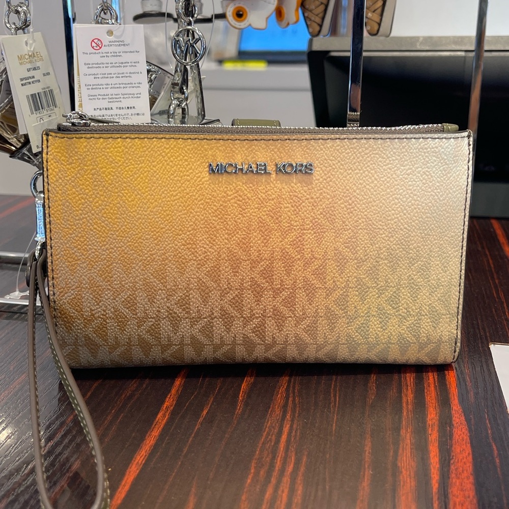MICHAEL KORS Jet Set Lg Ombré Signature Logo Wristlet Phone Holder
Olive Com
NWT - Picture 10 of 16